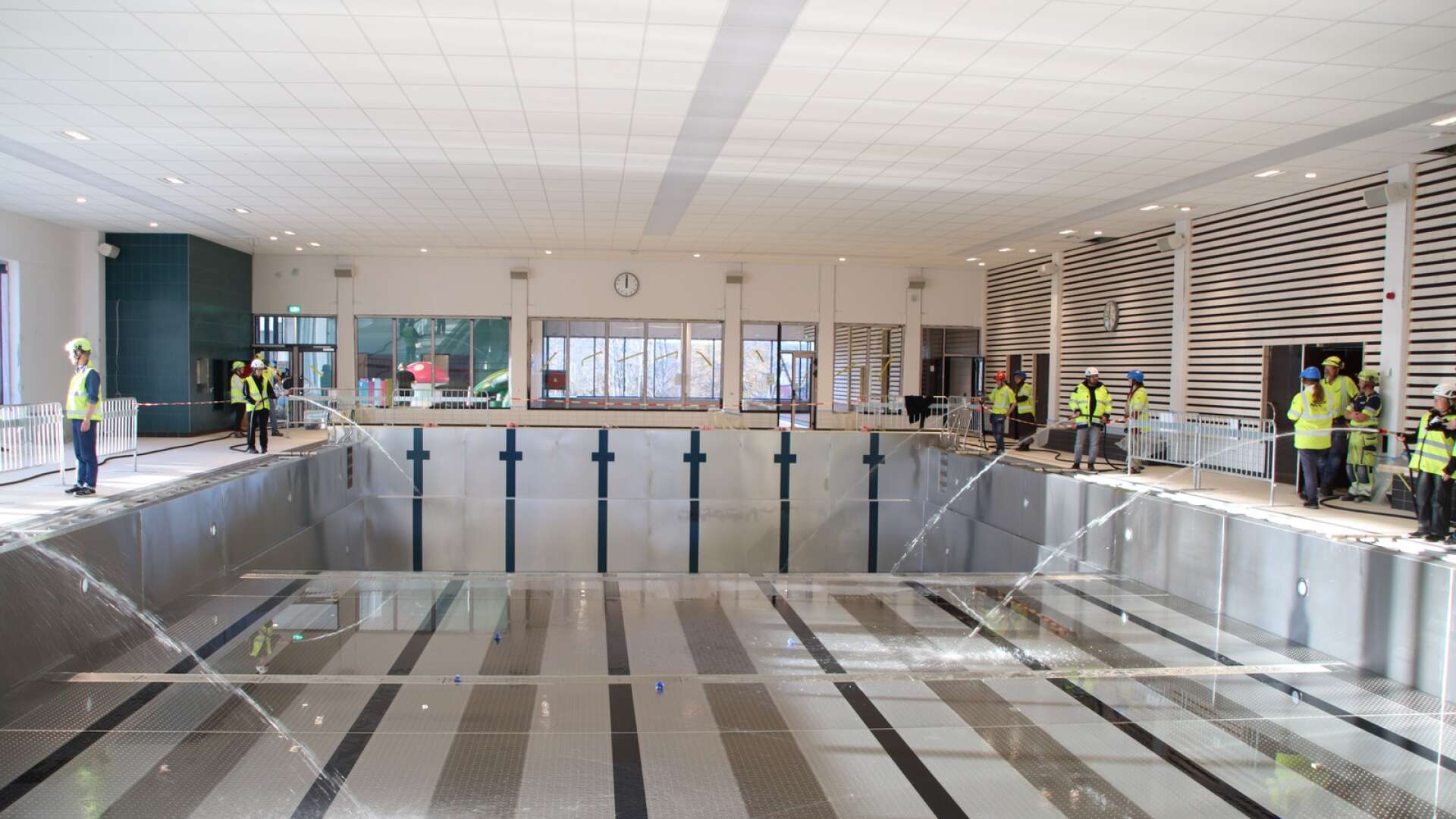 Under fredagen påbörjades vattenfyllningen av simbassängen i nya simhallen i Filipstad. Representanter från NCC fanns på plats för att övervaka påfyllningen. 