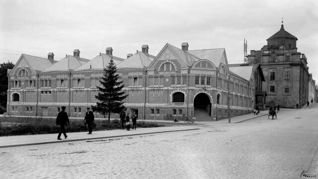 Saluhallen och Kungsgatan några år in på 1910-talet. Byggnaden ritades av stadsarkitekt Carl Crispin och invigdes den 30 oktober 1909. Bakom saluhallen syns Gamla gymnasiet.