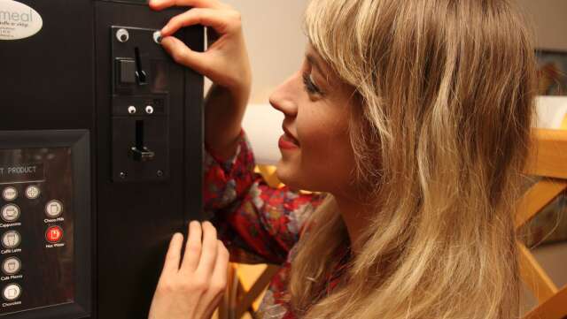 Marina Johansson använder de små ögonen för att förvandla vardagsprylar som en kaffemaskin till  levande ting. Sedan fotograferar hon dem. I en utställning på Skivor till kaffet i Segmon visas ett 60-tal av hennes bilder.