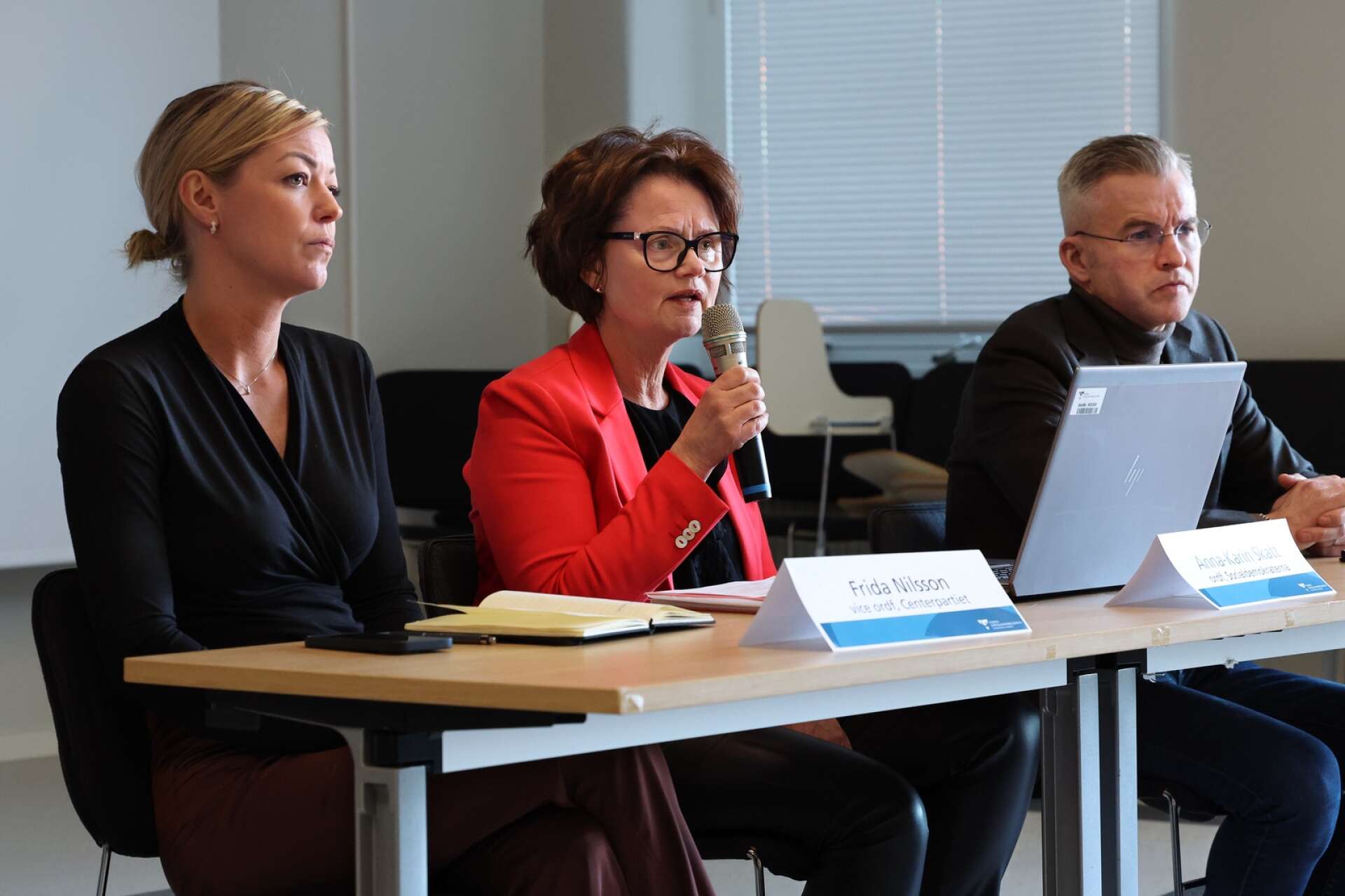 Frida Nilsson (C), vice ordförande sjukhusstyrelsen, Anna-Karin Skatt (S), ordförande sjukhusstyrelsen och Stellan Ahlström sjukhusdirektör, deltar på tisdagens presskonferens.