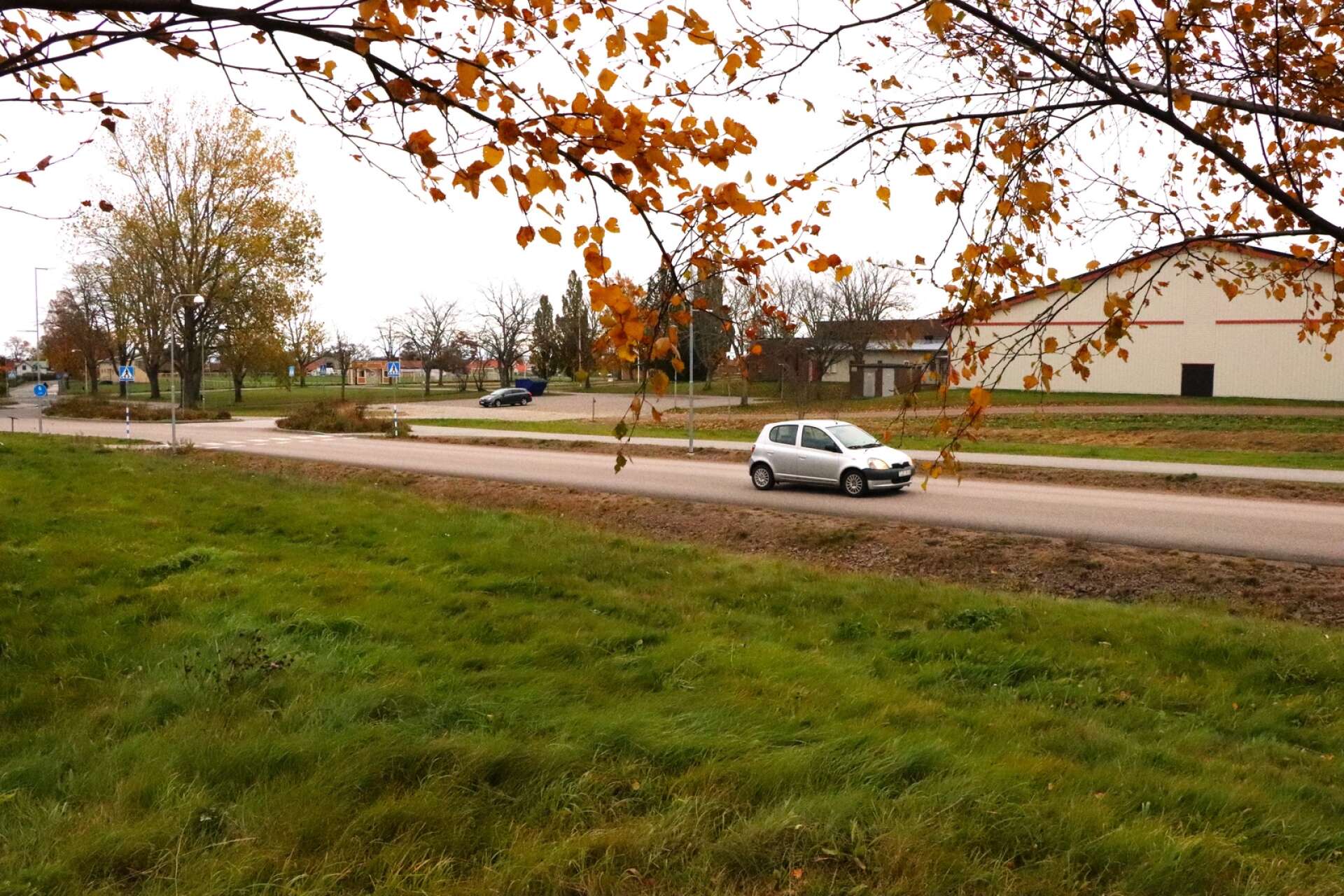 Tanken var att anlägga en ny parkeringsplats till Guldkroksområdet på den 45 meter breda gräsytan norr om Lars i Knäpplans väg. Byggnadsnämnden skjuter nu på beslutet en månad. 