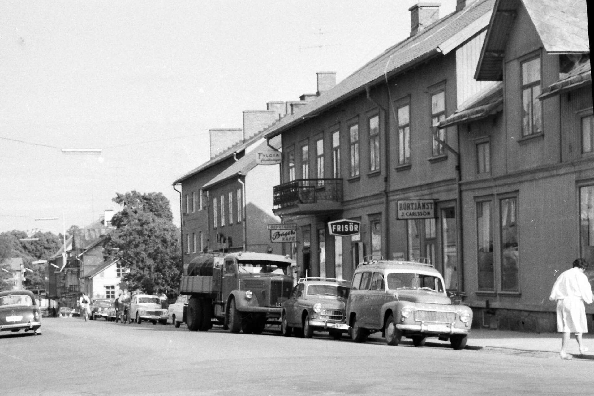 Hugo Bengtsson hade bageri och café i Zetterlundshuset vid Västra Storgatan. Huset finns som bekant fortfarande kvar. Bengtssons skylt ses strax ovanför lastbilen. Längre till vänster i bilden kan man skymta huset som inrymde Systrarna Ödkvists hembageri.