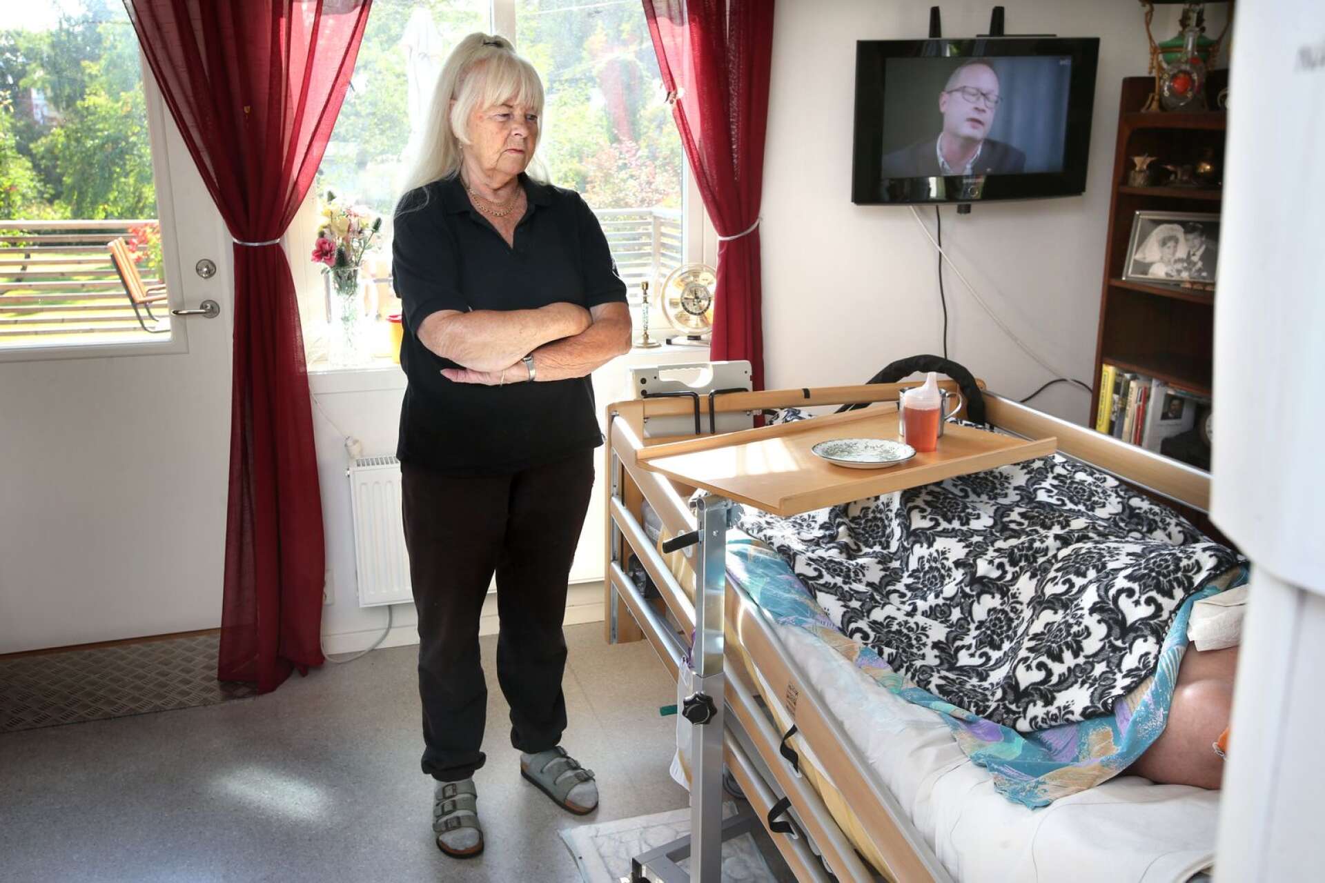 Ingrid Larssons man, Jan, är sängliggande efter stroke. Har inte lämnat sängen på tio veckor.