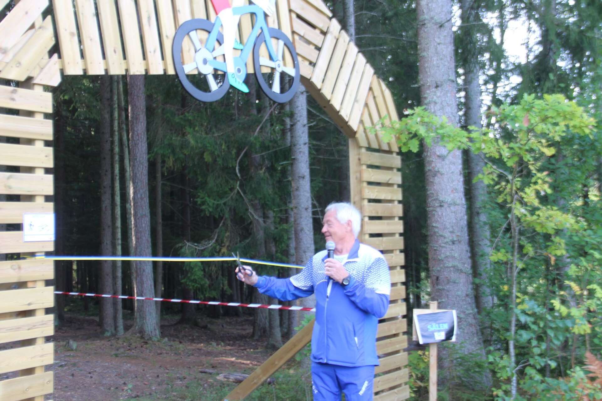 Det var med glädje som Bengt Stevensson invigde mountainbikeslingan.