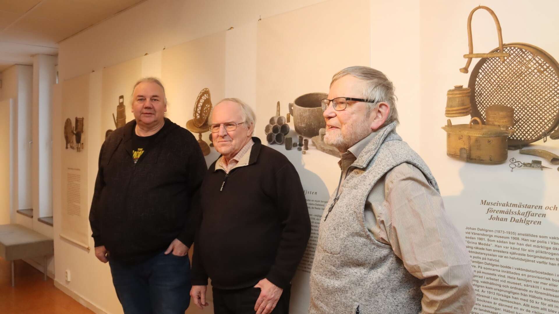 Bo Andersson, Hans-Gunnar Larsson och Gerhard Jansson har hängt de fyra utställningar som Åmålsortens hembygdsförening visar i Åmåls konsthall. I bakgrunden skymtar utställningsdelen ”Att upptäcka ett landskap”.