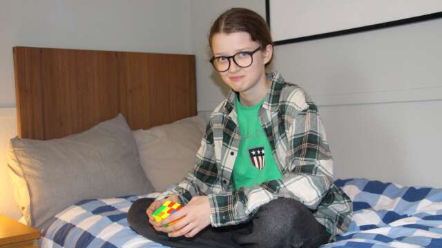 Thelma Eriksson är kvinnlig svensk mästare i Rubiks kub.