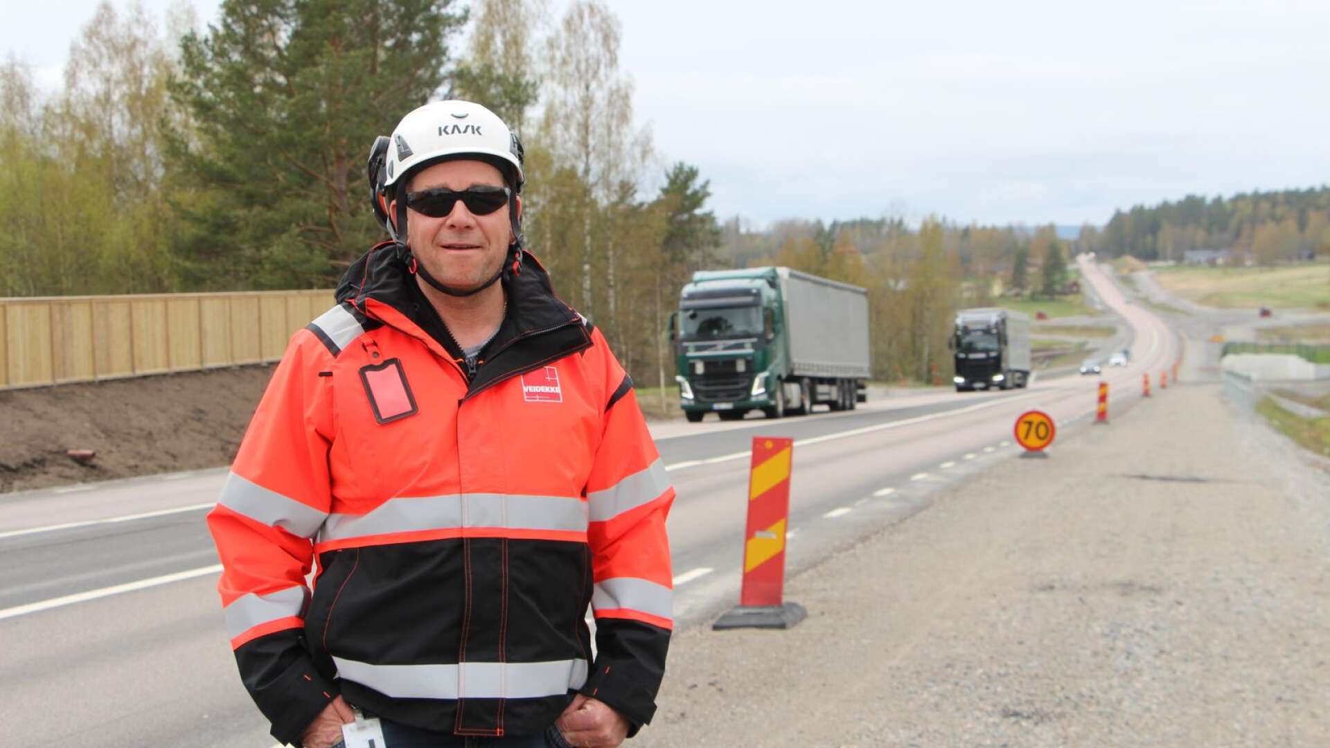 Veidekkes platschef Ulf Östberg berättar att cirka 80 procent av riksväg 61 mellan Graninge i Arvika och Speke (bilden) är färdigbyggd. Här återstår gång- och cykelvägen att asfaltera. I höst kommer hela det 6,1 kilometer långa projektet stå helt färdigt.