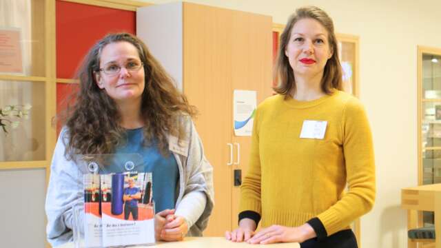 Sarah Brorsson, arbetsterapeut och Karin Hägerås, sjukgymnast, informerade om fallolyckor på Karlskoga lasarett under tisdagen. 