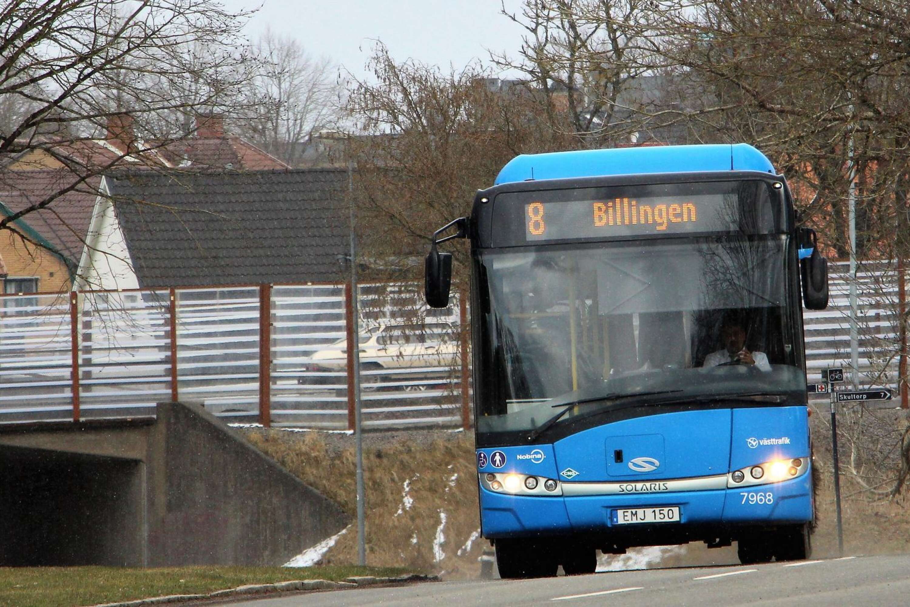 Skövde kommun betalar flera miljoner kronor för en busslinje mellan resecentrum och Billingen. Väldigt få människor väljer att åka med.