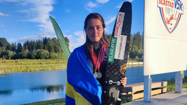 Ella Björlin, Borgviks VSK, skördade fina framgångar vid helgens NM i vattenskidor utanför Kongsvinger.