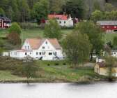 Vita huset ligger granne med sjön Stora Le.  
