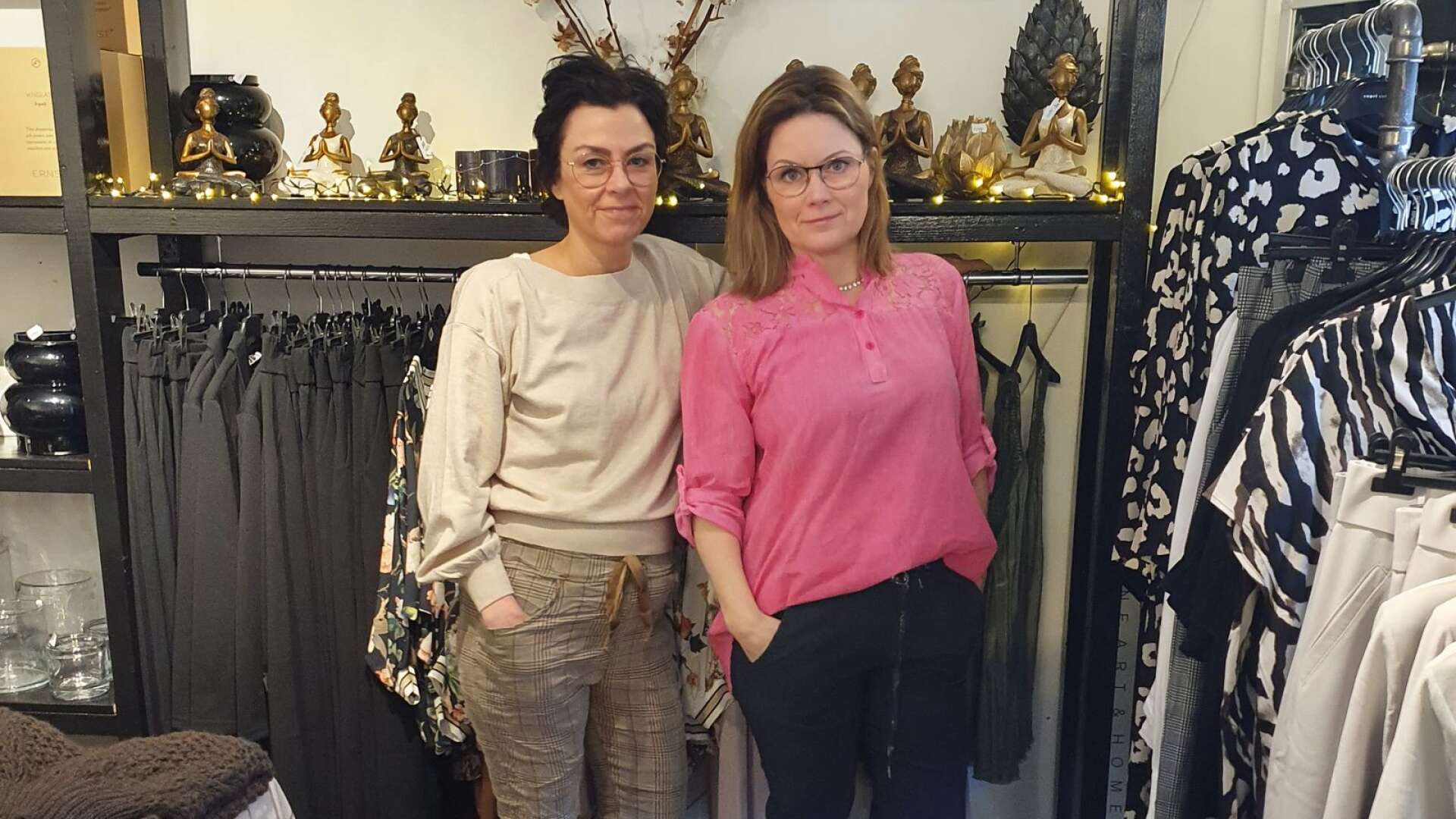 Pia Asplund (till vänster) och Dee-Anna Stolpe bildar ett team i klädbutiken.