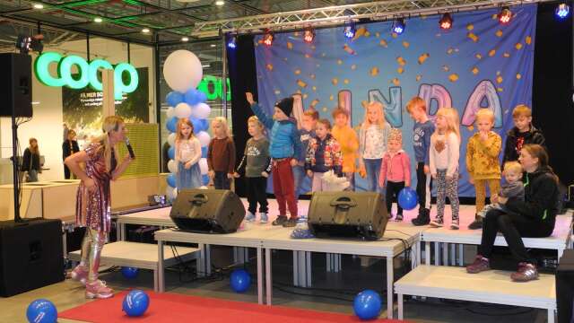 &quot;Linda från Skåne&quot; bjöd på underhållning och höll bland annat i allsång för barnen på lördagen.                            