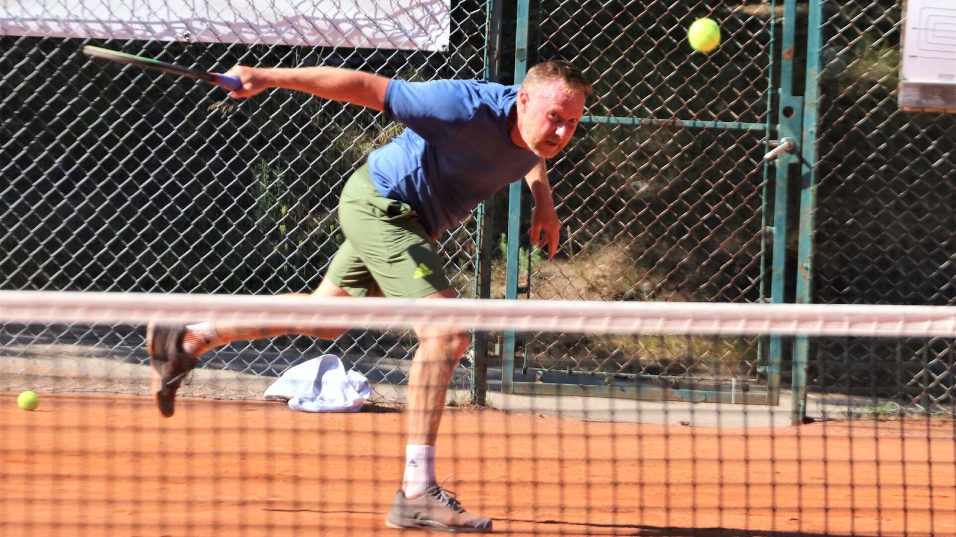 Värmlänningen Andreas Lindgren, som numera tävlar för Varbergs TK, vann herrsingeln under Åmåls tennisvecka efter att ha besegrat Carl-Philip Olander, Ljungskile TF, med 6–2, 6–4 i finalen.