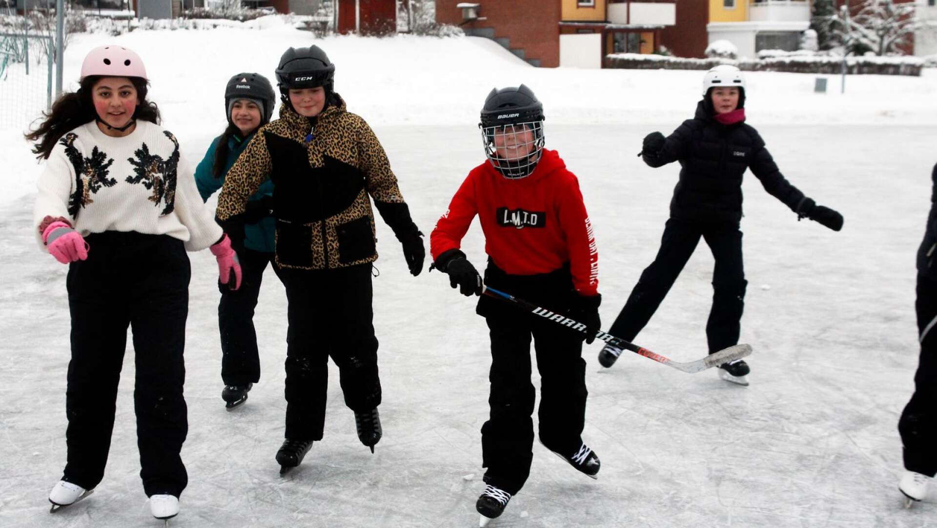 Eleverna Lial Alaydi, Elsa Jakobsson, Alva Johansson, Sebastian Ivansson och Tuva Johansson var några som åkte skridskor på måndagen.  Nu hoppas de att isen får ligga kvar ett bra tag. 