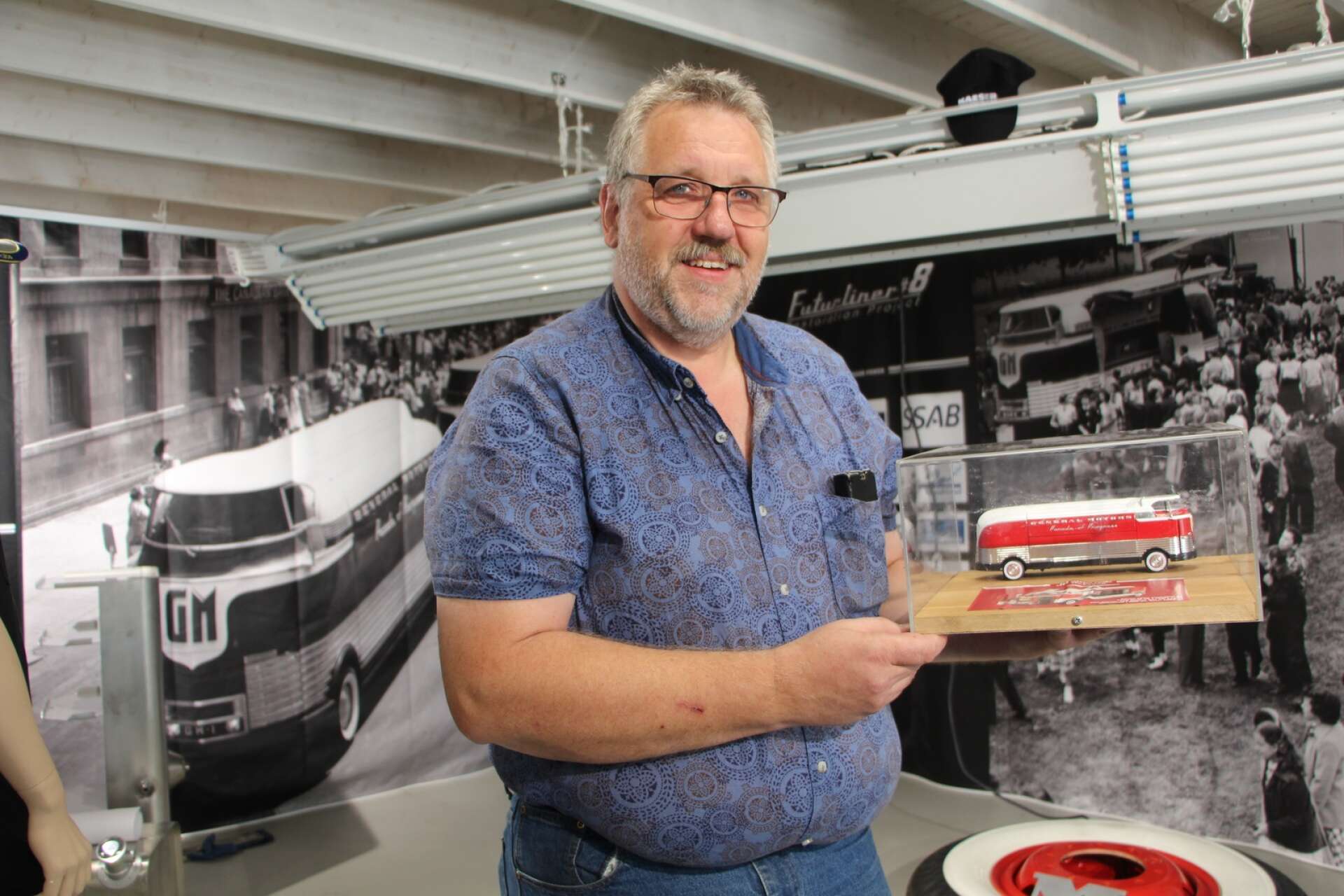 Arvika fordonsmuseums intendent Kalle Evrell visar upp en modell av en Futurline som var GM:s utställningsbuss.