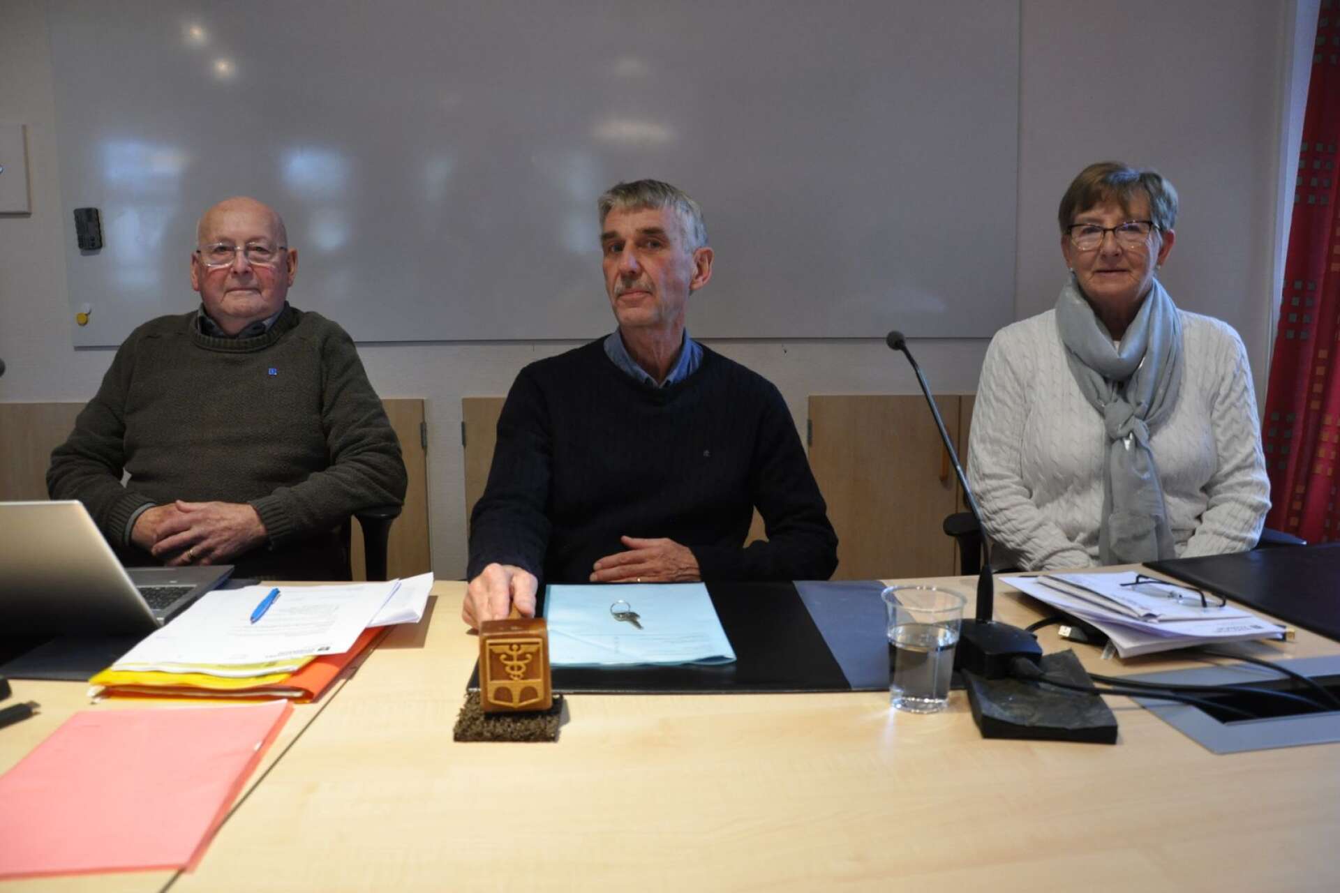 Det nya presidiet med kommunfullmäktiges nygamle ordförande Jan Leander (L) i mitten flankerad av förste vice ordföranden Jan-Åke Jansson (KD) och andre vice ordföranden Solveig Nettelbo (S).
