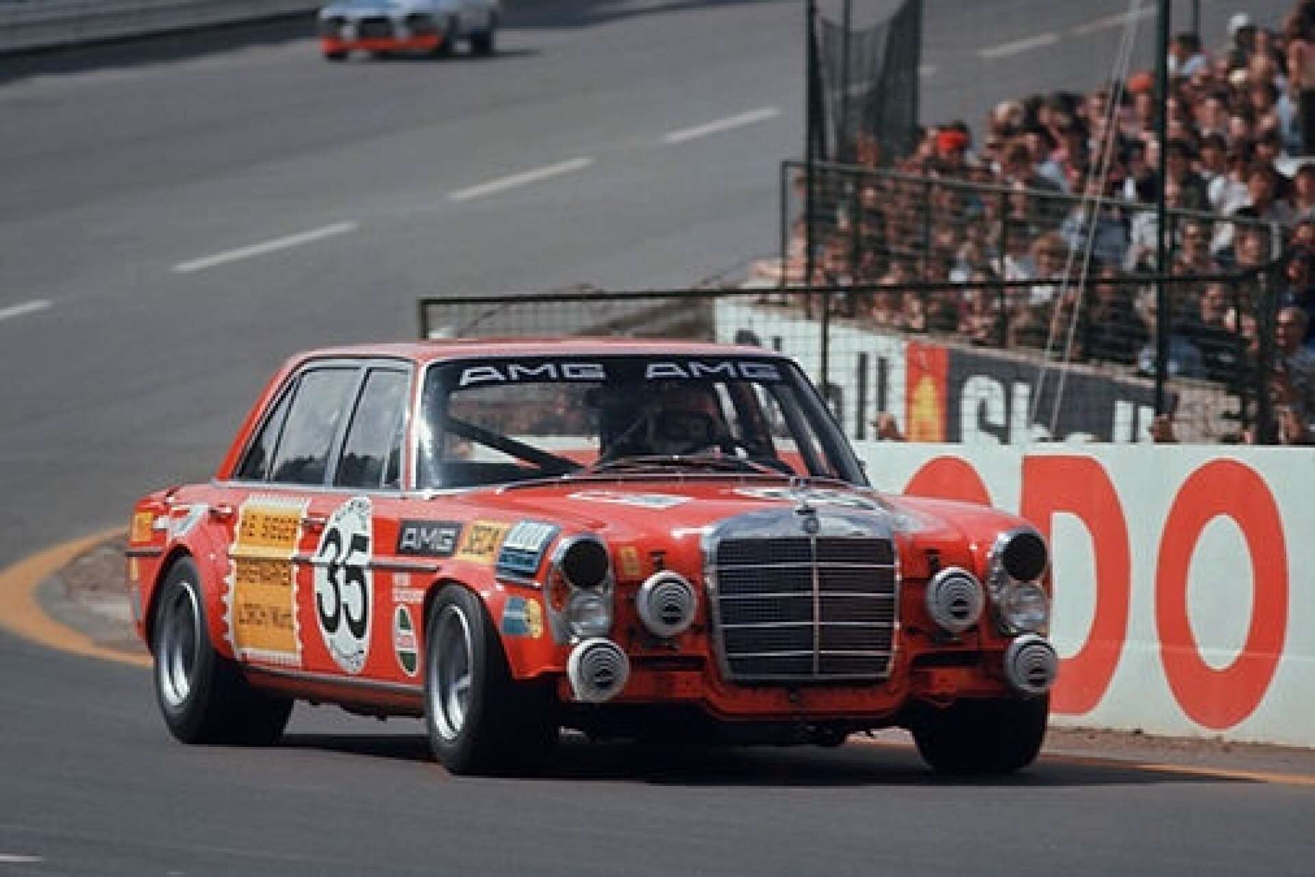 En bild från 1971 då bilen vann sin klass på Spa 24-timmars.