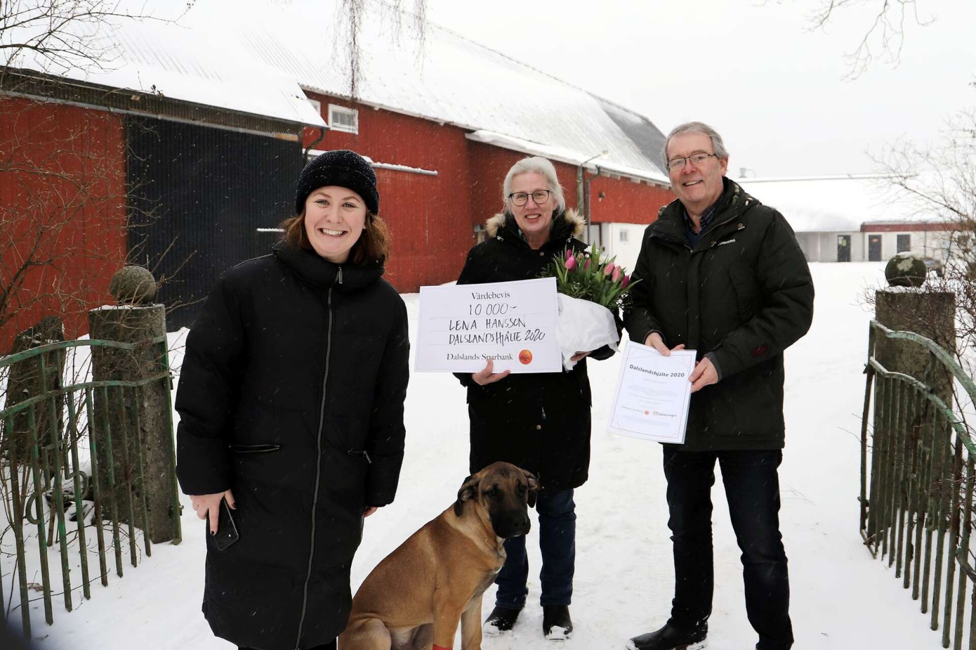 Lena Hansson fick många nominerar till utmärkelsen Dalslandshjälte 2020. I onsdags uppvaktades hon av Sofia Falkman, Dalslands Sparbank, och Thomas Wallin, Dalslänningen.