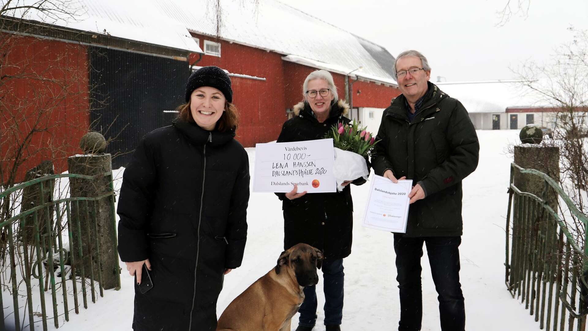 Lena Hansson fick många nominerar till utmärkelsen Dalslandshjälte 2020. I onsdags uppvaktades hon av Sofia Falkman, Dalslands Sparbank, och Thomas Wallin, Dalslänningen.