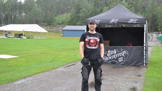 Festivalarrangören Jonas Månsson är på plats och förbereder för fullt inför helgens countryfest.