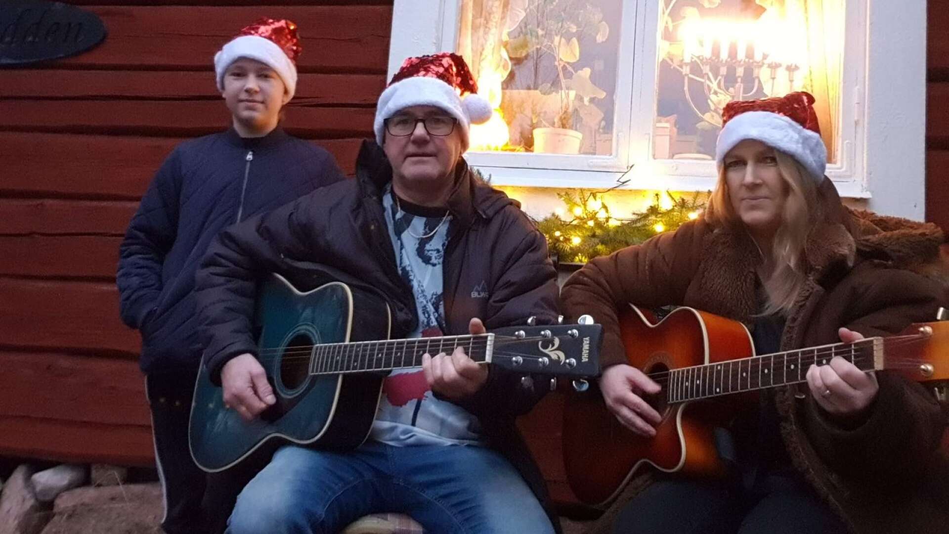 Axel, Stefan och Pernilla Möllberg ska spela julmusik utanför äldreboendet Häggården