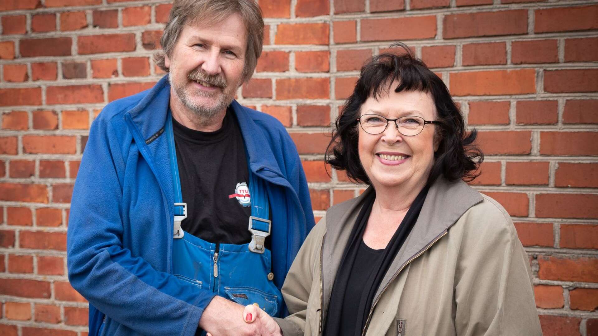 Föreningens ordförande Ing-Britt Bergström är tacksam över att Michael Goedicke, som  kan renovera på gammaldags sätt, har det övergripande ansvaret för renoveringen. 