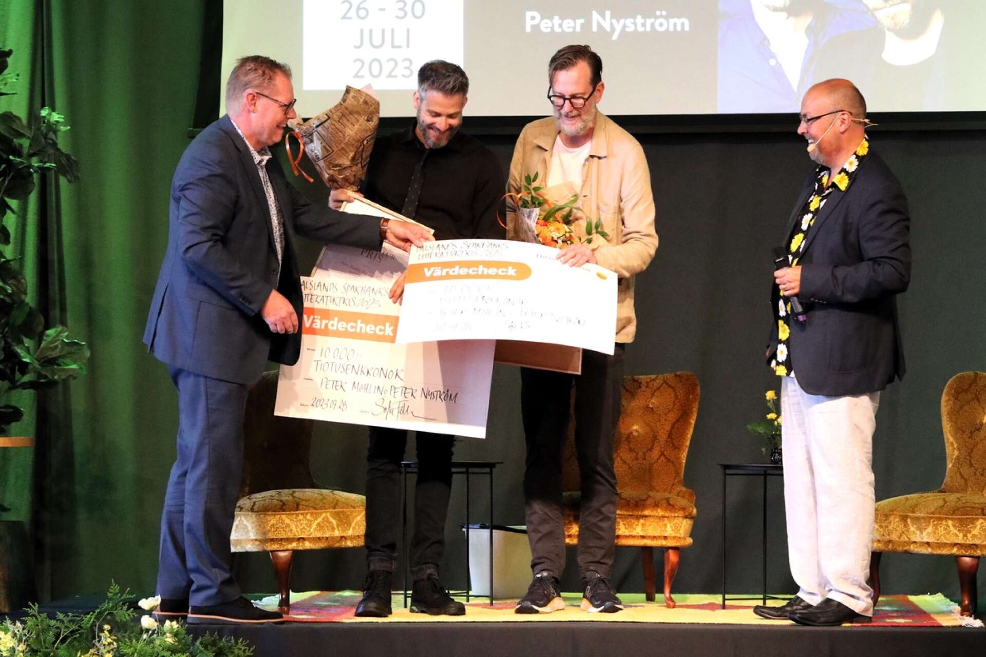 Stefan Fritz, till vänster, delade ut Dalslands Sparbanks litteraturpris till Peter Nyström och Peter Mohlin. Till höger verksamhetsledare Victor Estby.