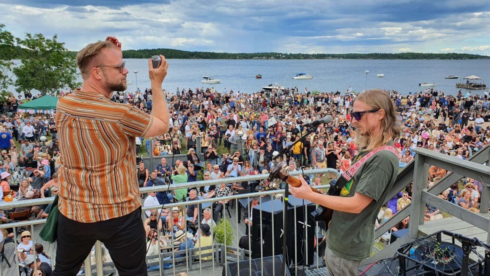Åmålsbandet Lårkaka, här med sångaren Kristoffer Ljung och gitarristen Johan Josephsen, överträffade sig själva vid spelningen på udden ifjol och lockade storpublik. På lördag eftermiddag spelar de åter på Dalslands Skafferi.