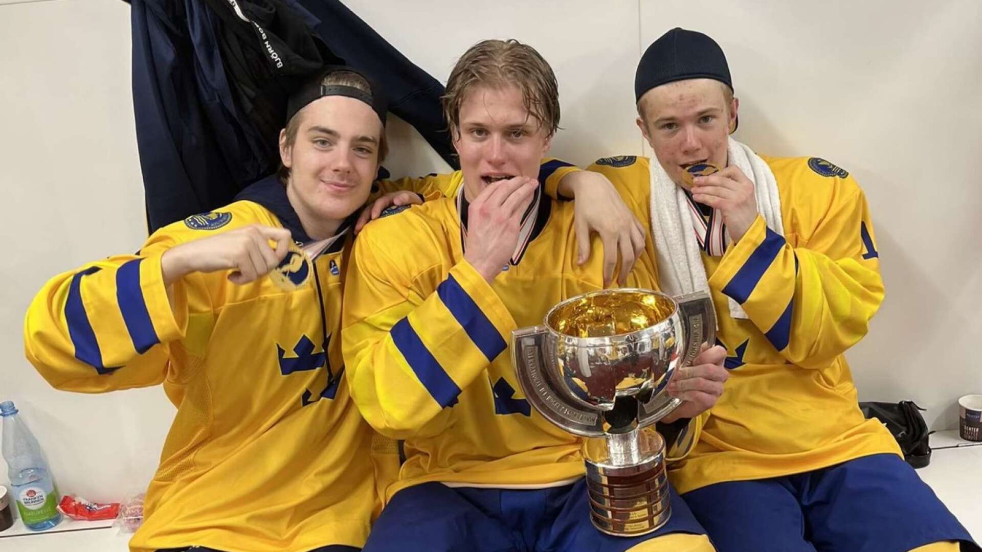 Guld i U18-VM till Sverige med Leo Carlsson, Elias Pettersson och Tim Almgren. Trion har Örebro HK som klubblag.