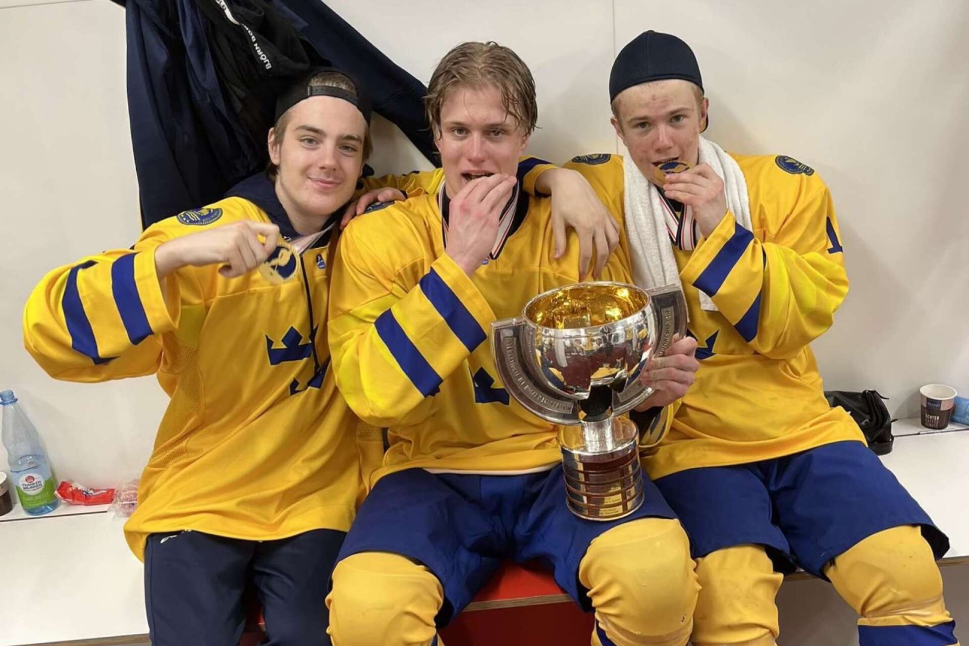Sverige vann i våras guld i U18-VM. Från vänster: Leo Carlsson, Elias Pettersson och Tim Almgren.