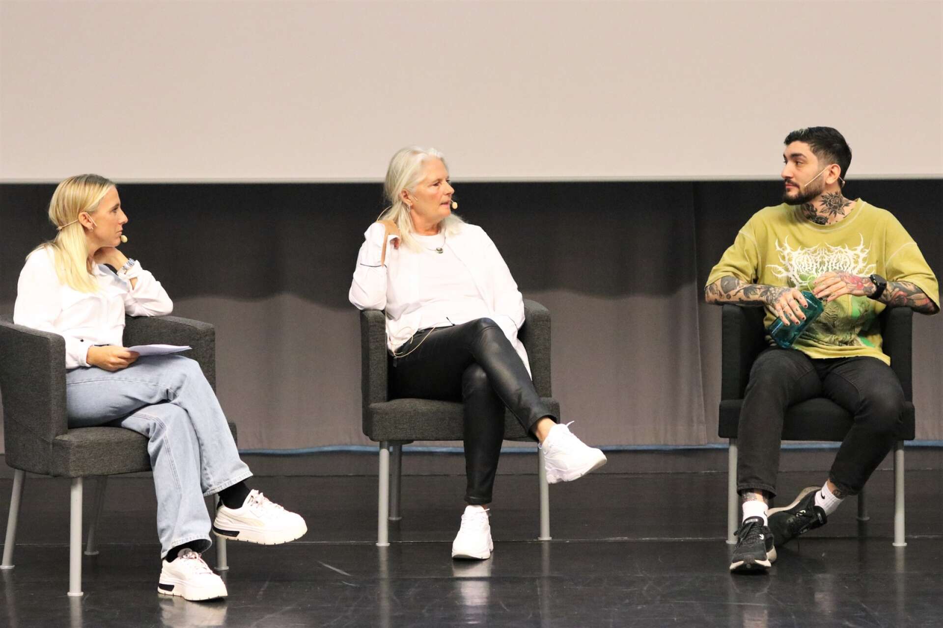 Atilla Yoldas och Katarina Bäckström svarade på elevernas frågor. Josefine Englund Björk ledde samtalet tillsammans med kuratorkollegan Robert Eléhn.
