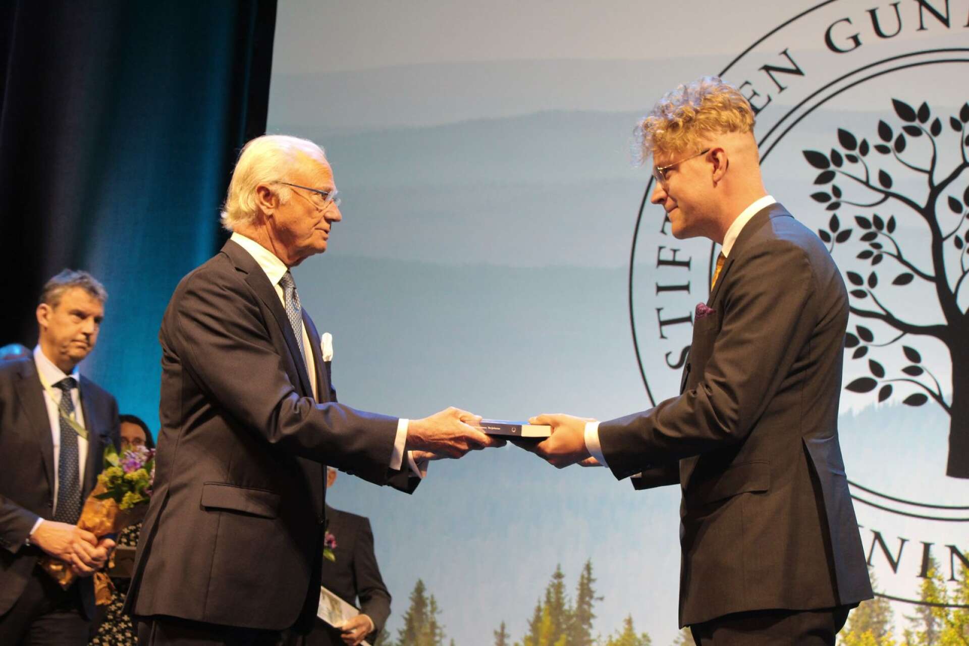 Kung Carl XVI Gustaf delar ut ett pris på 400 000 kronor till Karlstadsforskaren Björn Sjöstrand.