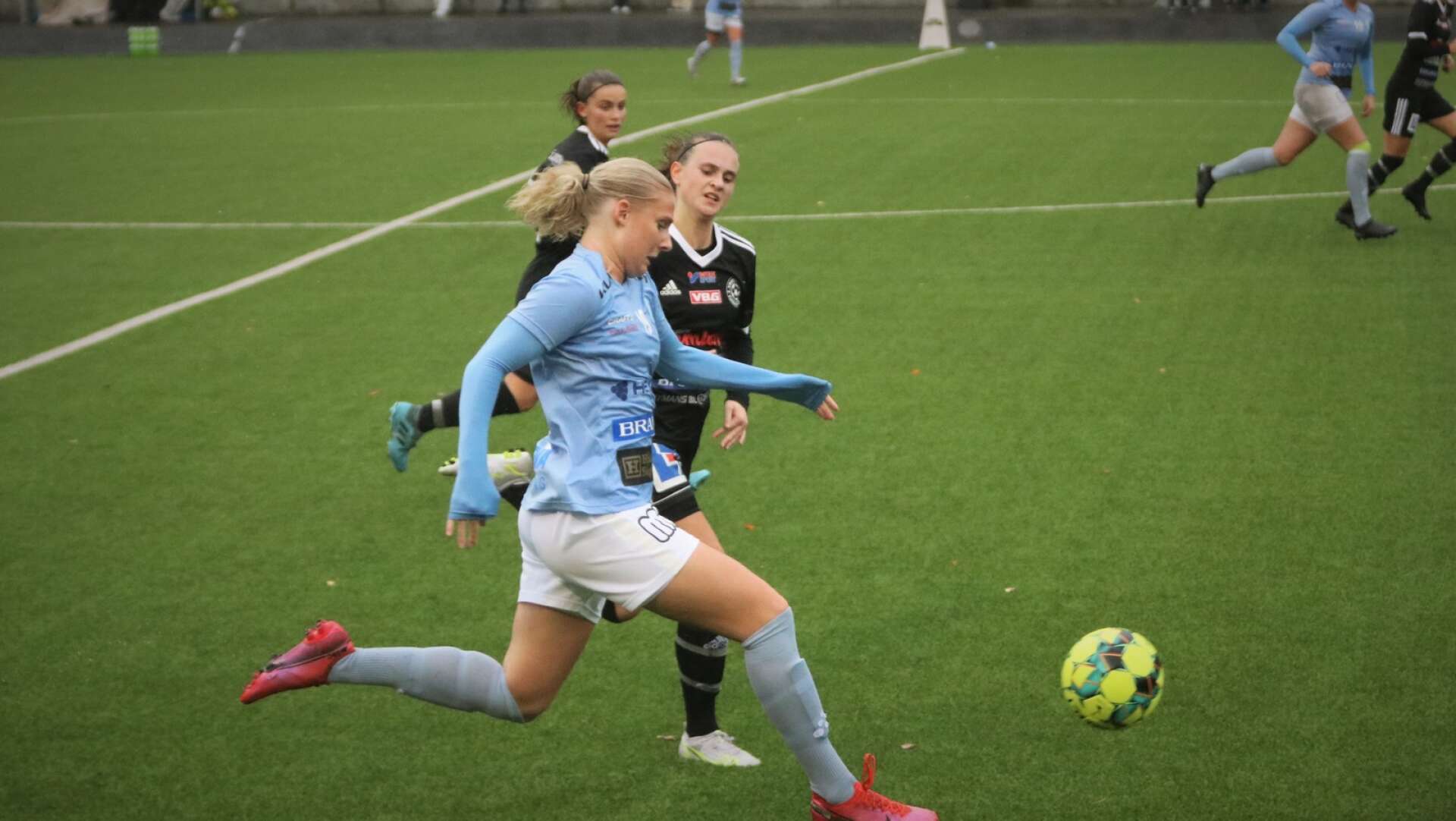 Wilma Johannesson blir precis som alla utom Linnéa Svanström kvar i Vikens division 2-lag nästa säsong.