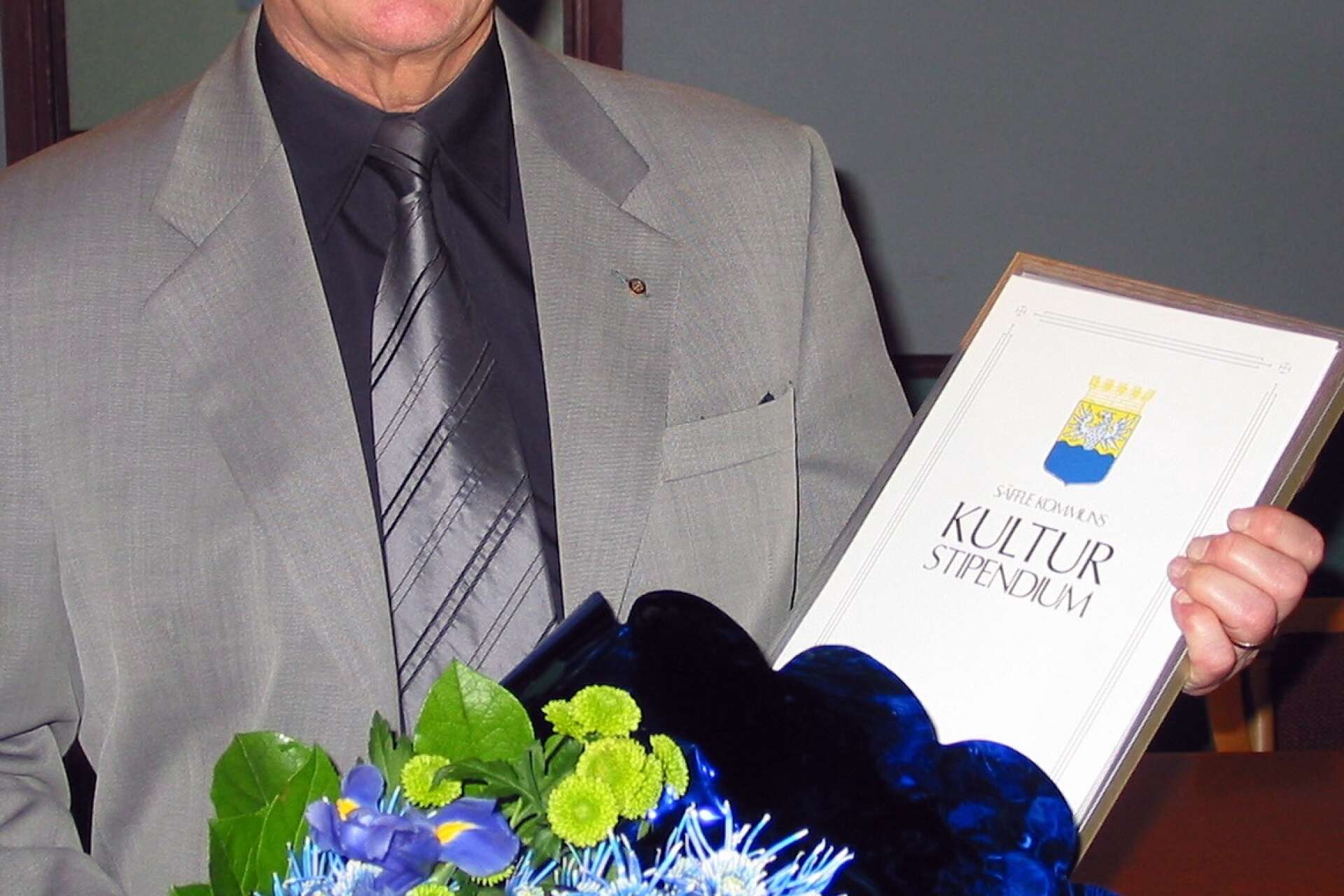 &quot;Åke Jansson belönades med 2003 års kulturpris i Säffle, dels för sin gärning som tidningsman, dels för flera böcker med lokalhistoriskt innehåll.