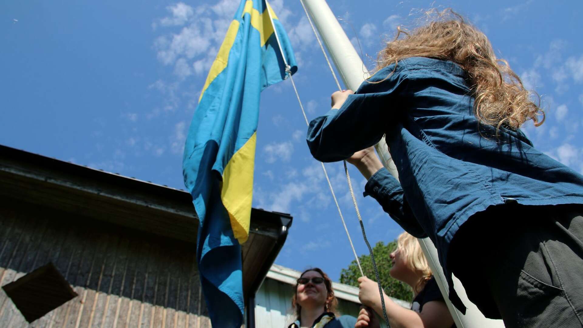 Här går svenska flaggan i topp på Baldersnäs. Under flaggceremonin hissades den av Ärrsjöblommans scoutkår från Fengersfors och Fröskog.