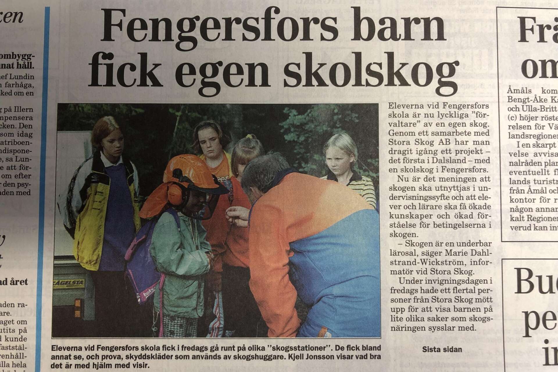 Kjell Jonsson låter skolbarnen i Fengersfors prova skyddshjälm med visir då barnen fick egen skog att ”förvalta” för 25 år sedan.