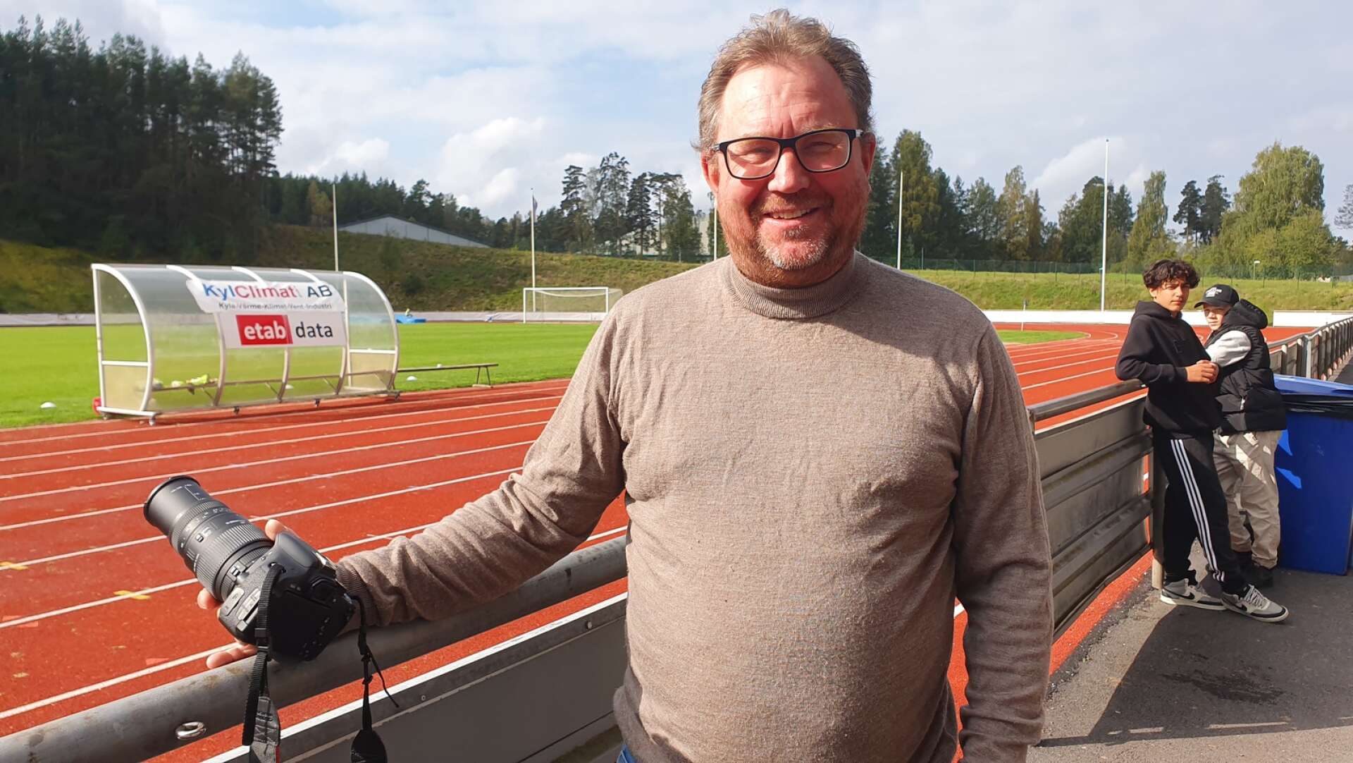 KB Karlskogas vice ordförande Fredrik Carlsson fotograferade matchen för klubbens räkning.