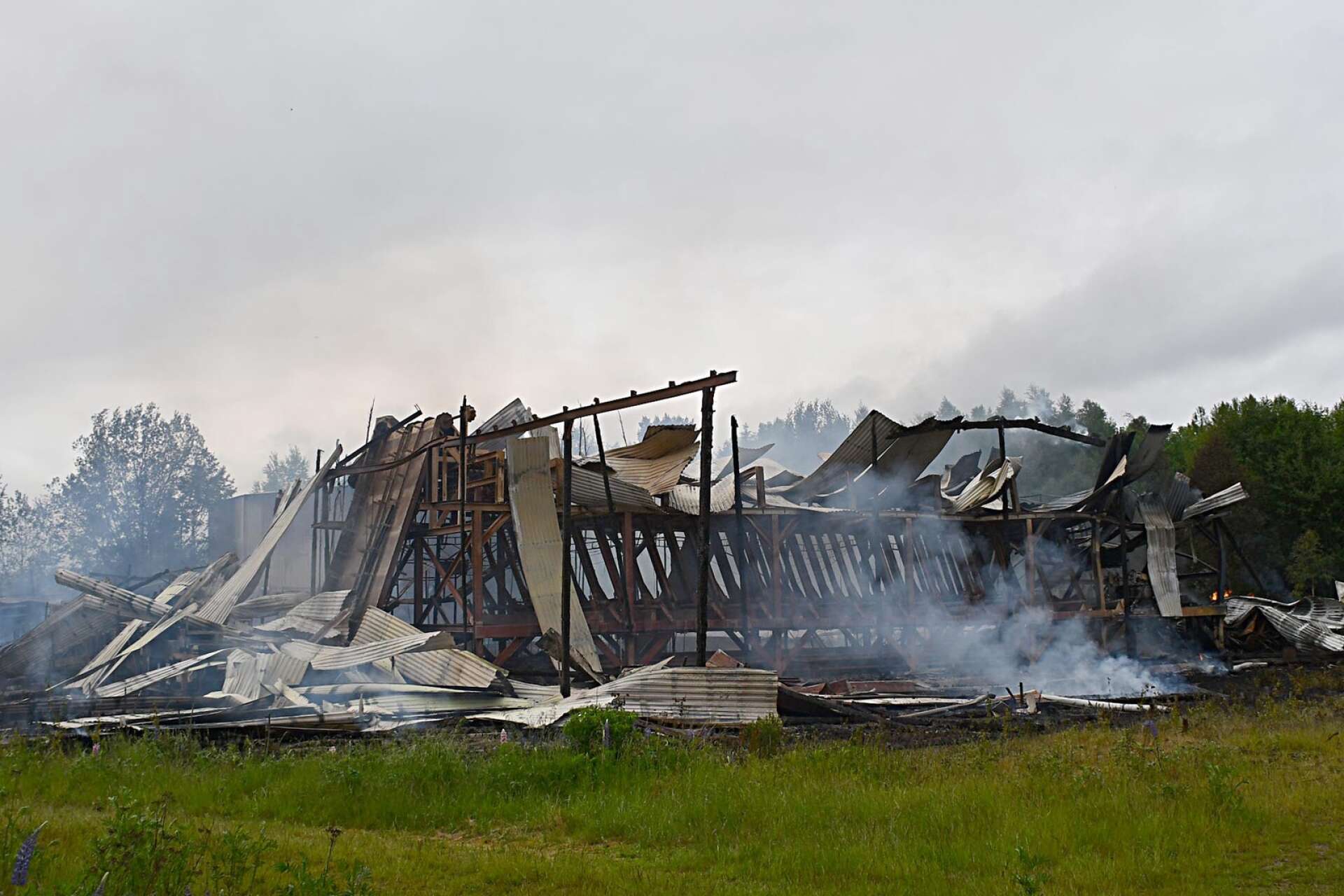 Det före detta sågverket i Gräsmark brann ner till grunden.