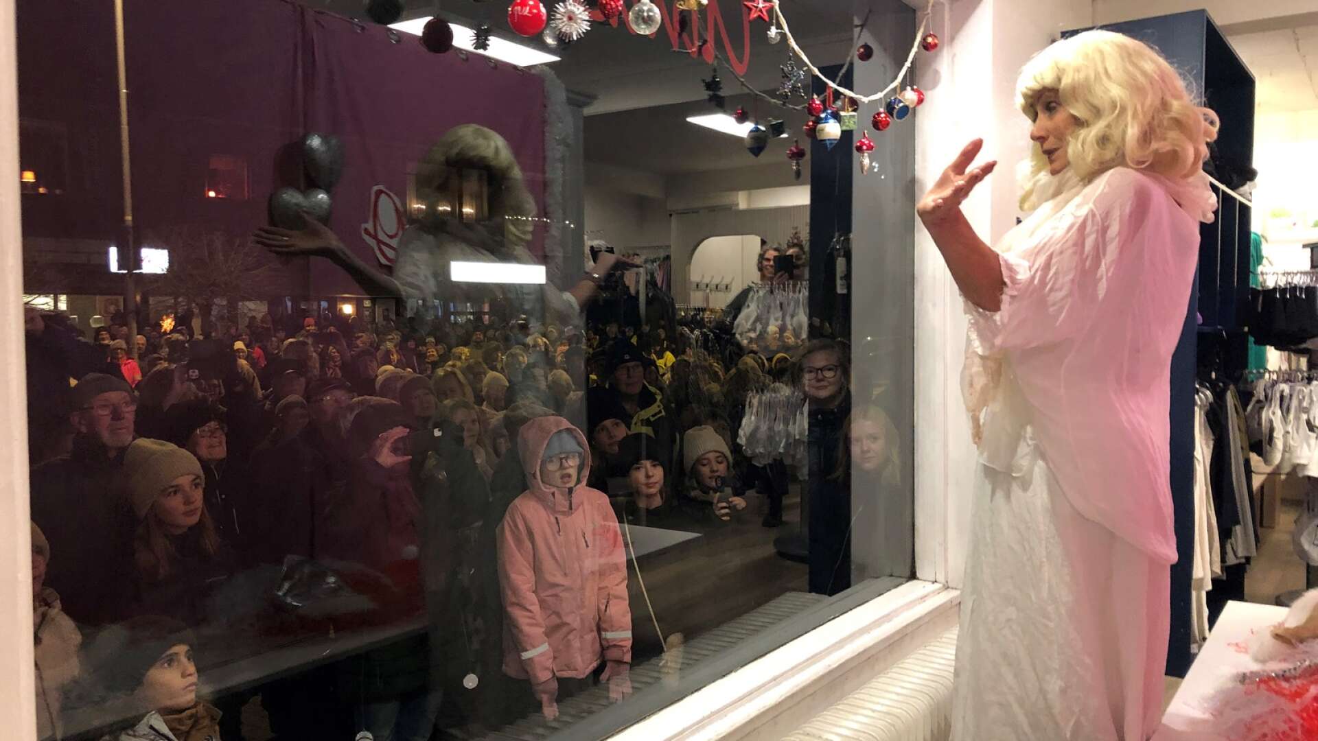 Många nyfikna åskådare samlades framför Ainas skyltfönster för att se årets show som hade ”Wahlgren-familjen” som tema.