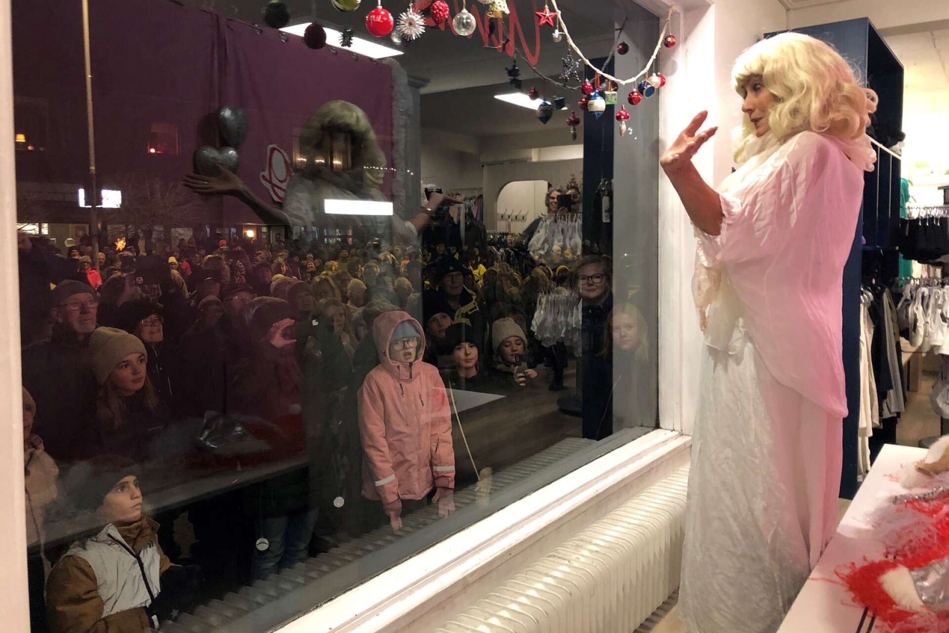 Många nyfikna åskådare samlades framför Ainas skyltfönster för att se årets show som hade ”Wahlgren-familjen” som tema.