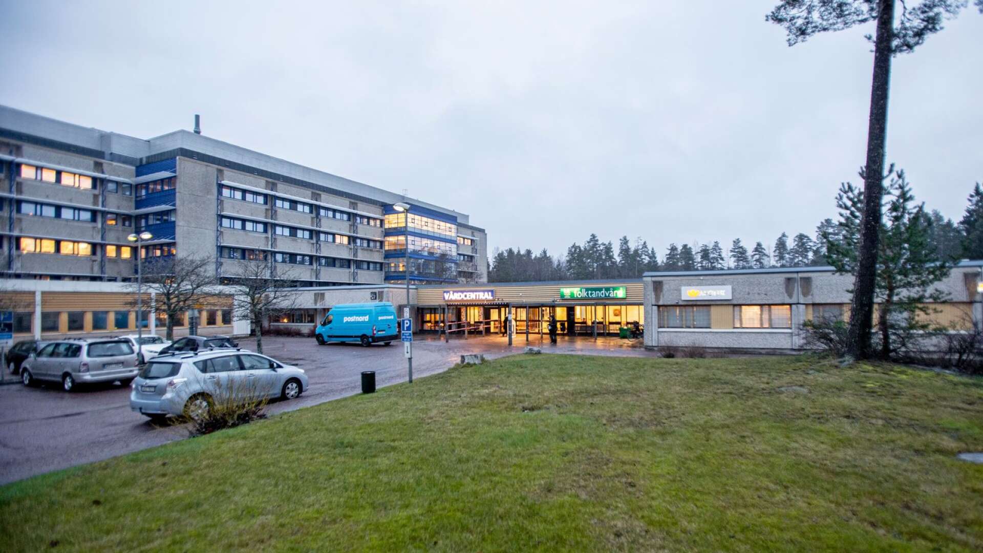 Region Värmland har börjat planera för att antingen totalrenovera Kronoparkens vårdcentral eller att riva den och bygga en ny.
