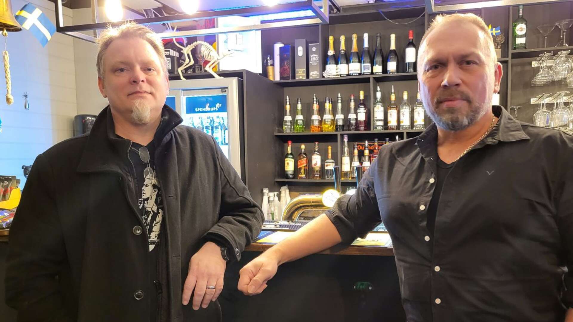 Joakim Virtanen, till höger, är ny ägare av King Street Bar, i gamla Lion Bars lokaler. Med sig på tåget har han musikern Mikael Nilsson.