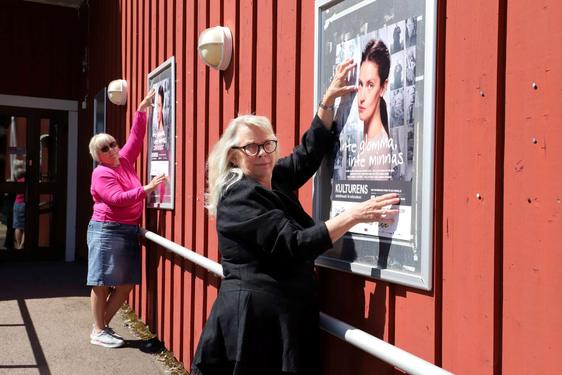 Pia Torstensson (i rosa) är projektledare och Eva Thorstensson har skrivit boken om Flora, som nu blir teater. På fredag är det premiär - i Deje, där Flora bodde efter att ha kommit till Sverige med Vita bussarna.