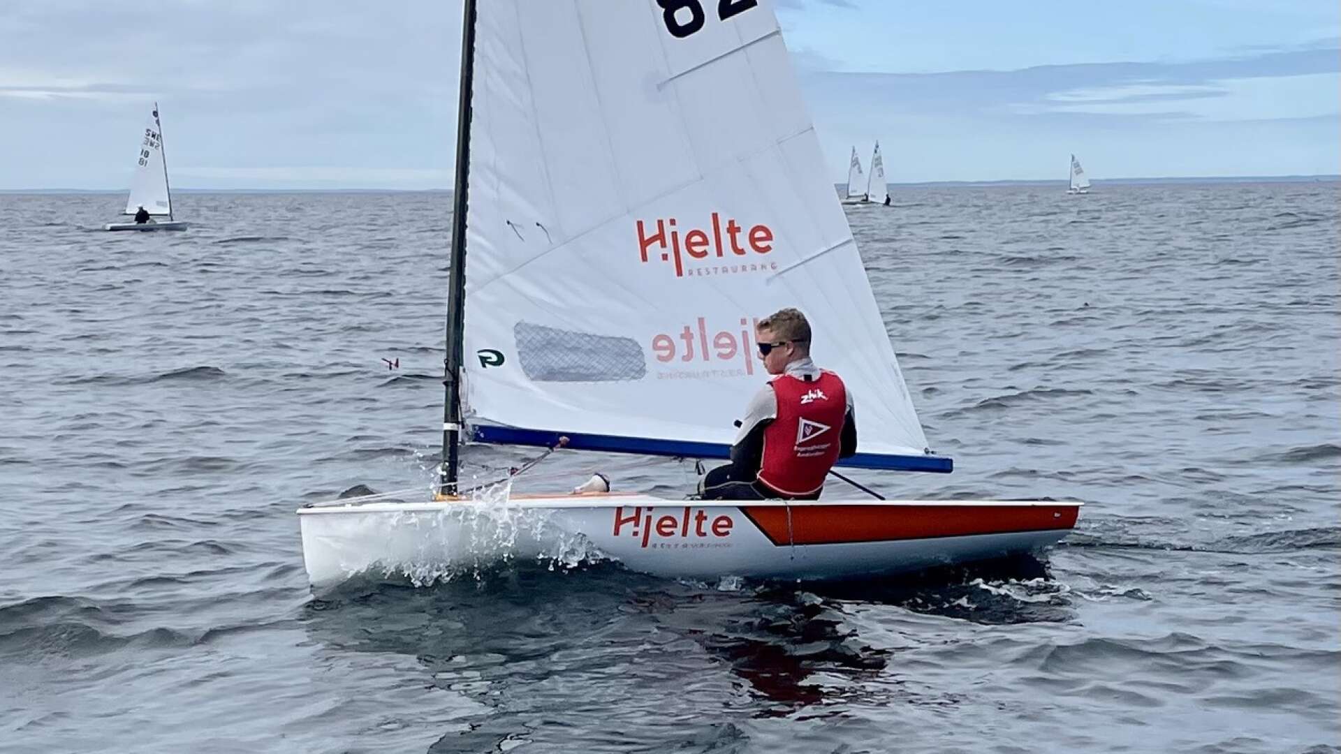 SSÅV:s Gustav Skålén ska segla junior-EM för E-jolle i polska Ustka, men hårda vindar har skjutit ett par dagar på starten.