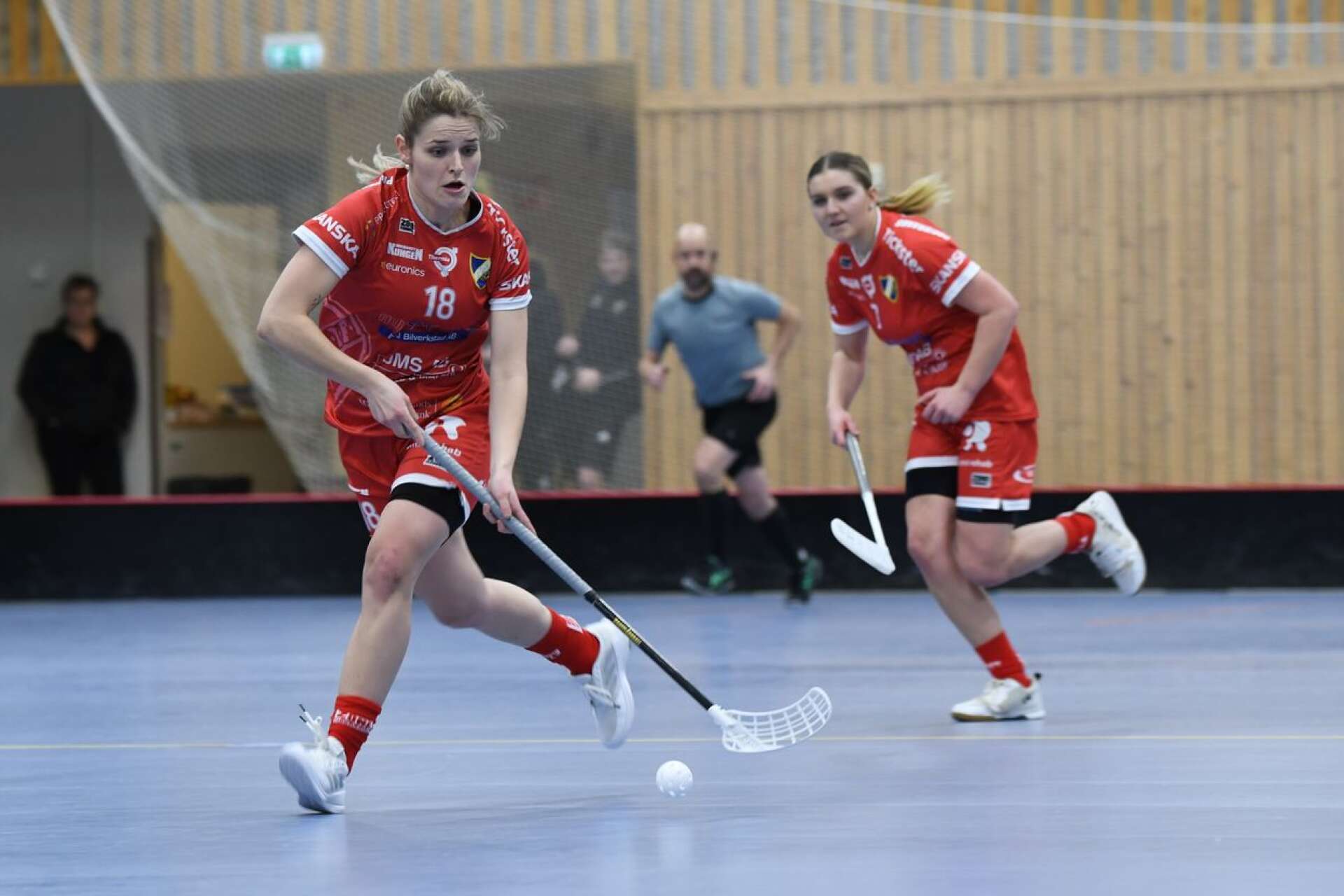 Josefine Holmqvist-Göthberg stängde matchen definitivt med sina två mål i tredje perioden. Clara Mossberg, som syns i bakgrunden, svarade för ett mål och två assist.