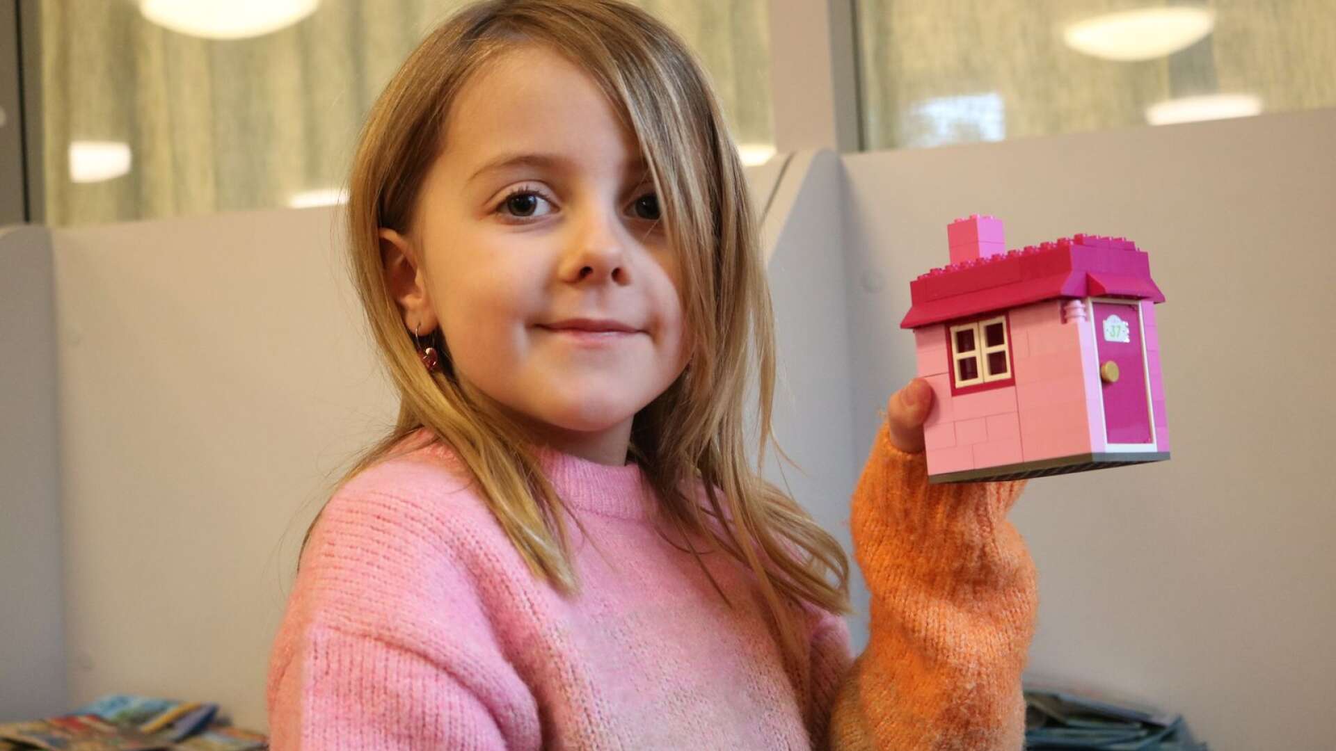 Lilly Erlingsson, 7 år, byggde ett hus som finns i Essunga kyrkby.