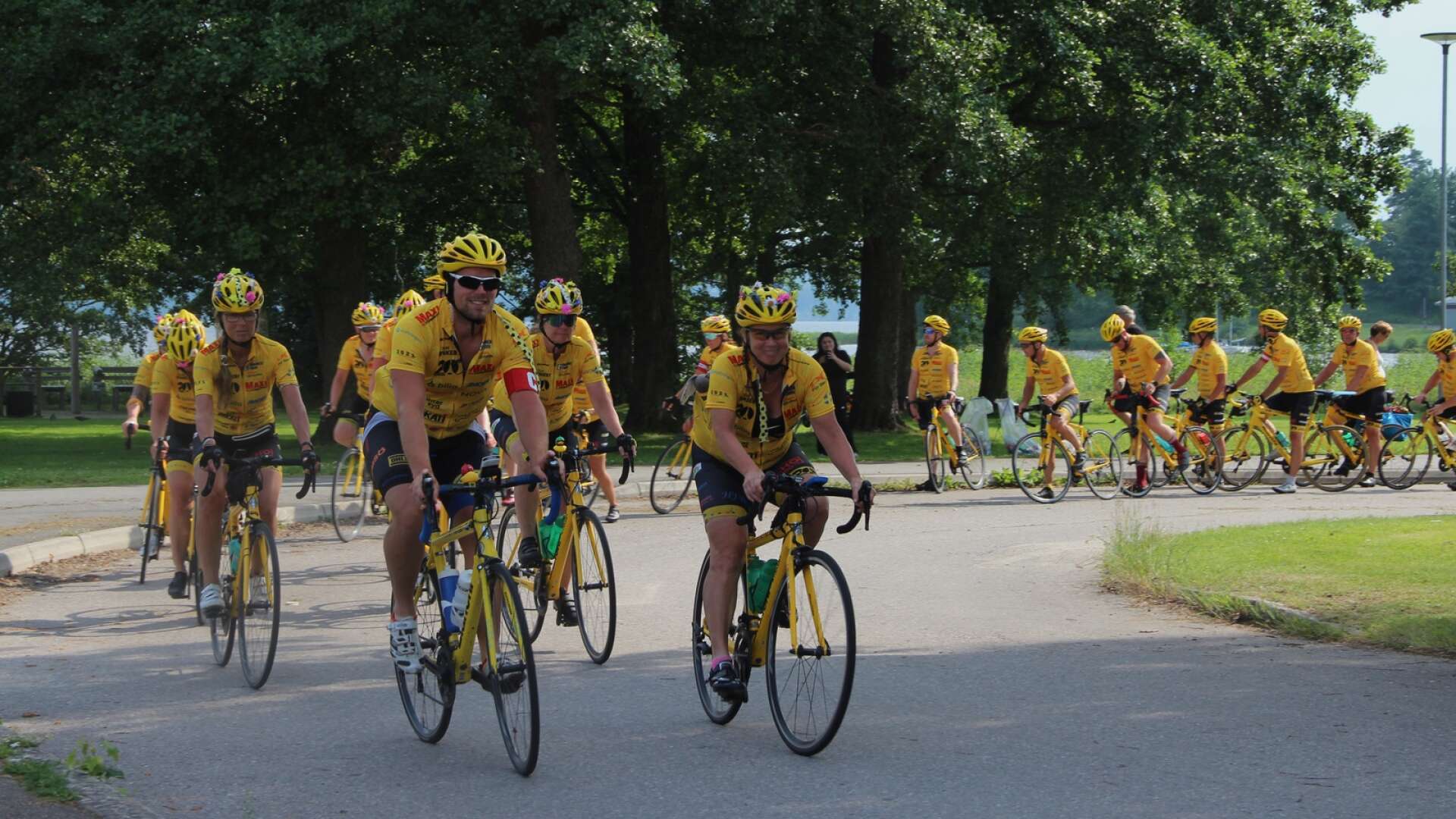 Ett av de 16 svenska lag som cyklar för barnen i veckan. Gruppen ovan övernattade på Karlskoga Hotell under onsdagen.