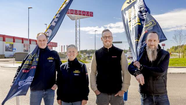 Vd Glenn Olsson tillsammans med arenabyggare Anette Refseth, Bauhaus sponsorchef Patrik Sandevik och Bauhaus marknadsdirektör Johan Saxne.