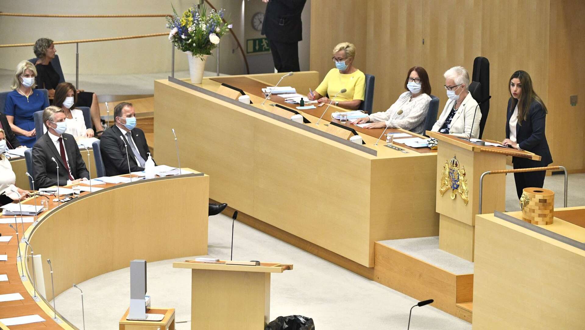 Vänsterpartiets partiledare Nooshi Dadgostar (V) i riksdagen inför omröstningen av ett förslag om misstroendeförklaring. Miljö- och klimatminister Per Bolund (MP) och statsminister Stefan Löfven (S) lyssnar.